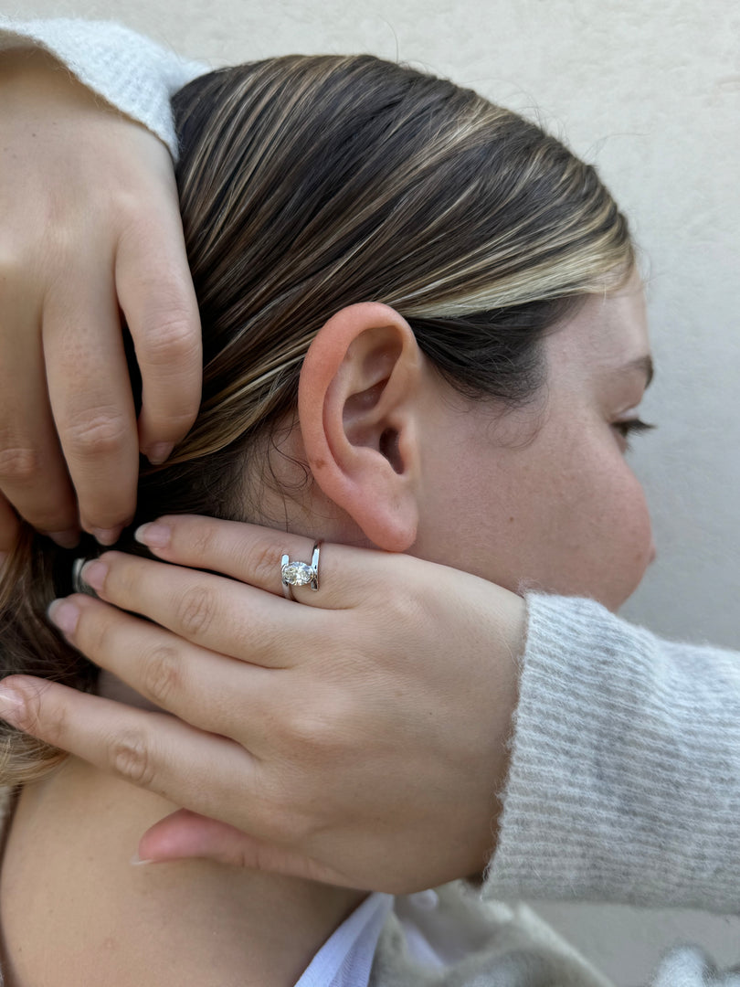 טבעת אירוסין סוליטר טוויסט אובל – יהלום טבעי