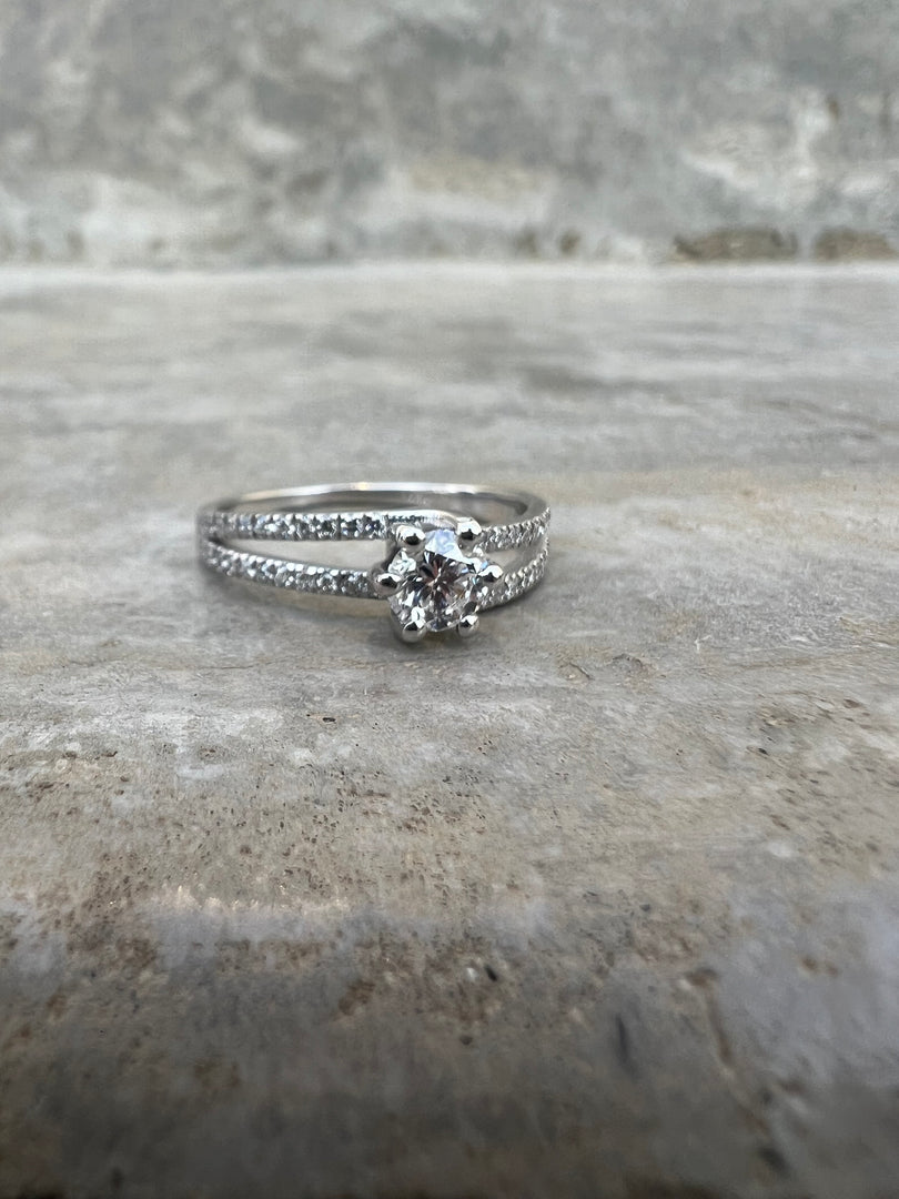 Three Stone Round Tapers