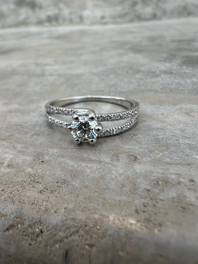 Three Stone Round Tapers