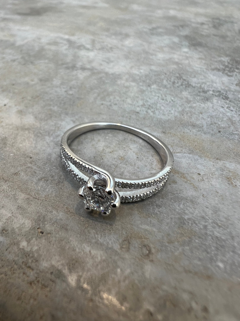 Three Stone Round Tapers