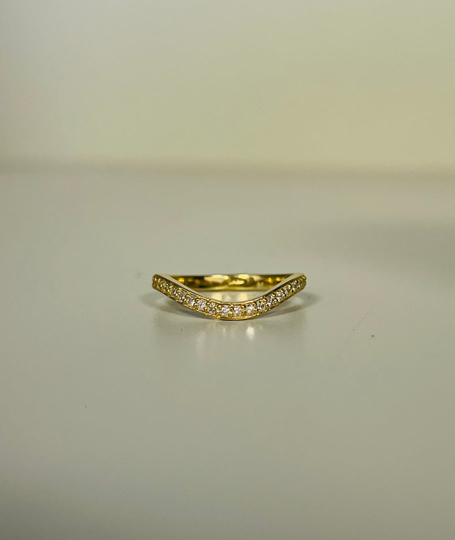 Eternity ring round diamonds
